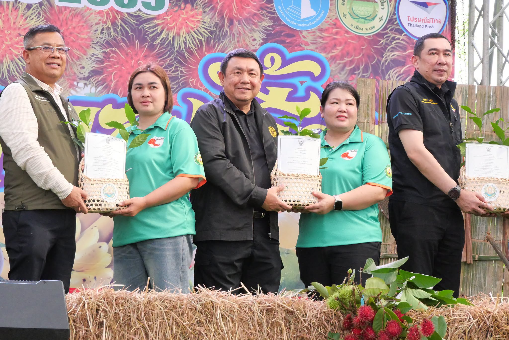 title - รมว.กษ. นำทีมลงพื้นที่ตรวจราชการ พร้อมมอบโฉนดเพื่อการเกษตร ส.ป.ก.เลย กว่า 6 พันไร่